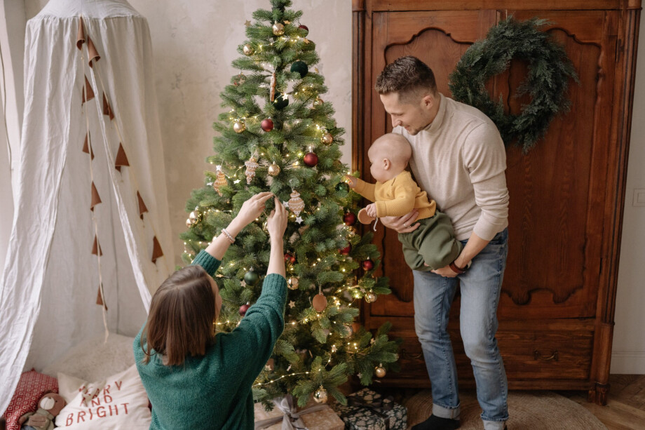 Een dierbare herdenken tijdens het optuigen van de kerstboom