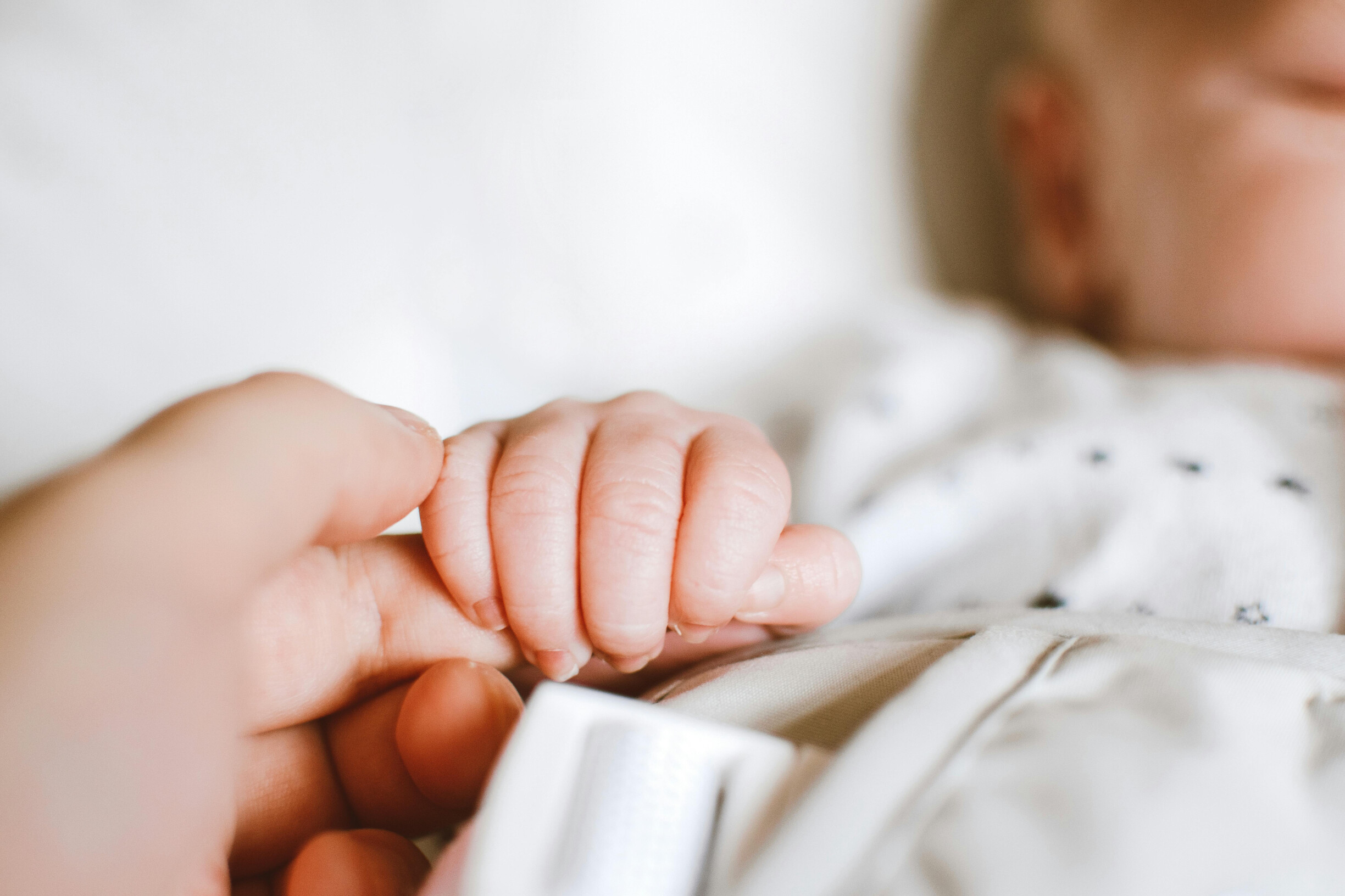 Waarom een overleden kind altijd meetelt: het belang van erkenning voor ouders