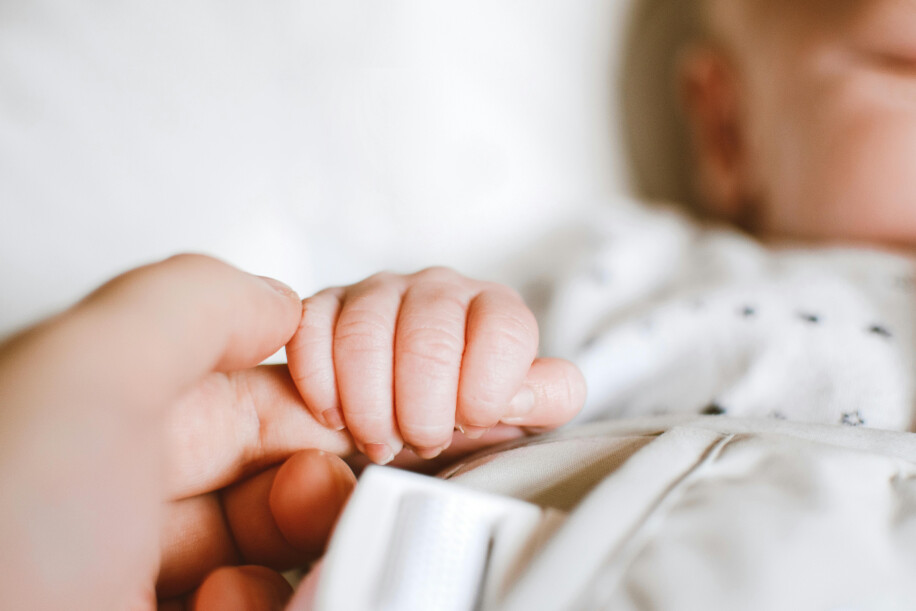 Waarom een overleden kind altijd meetelt: het belang van erkenning voor ouders