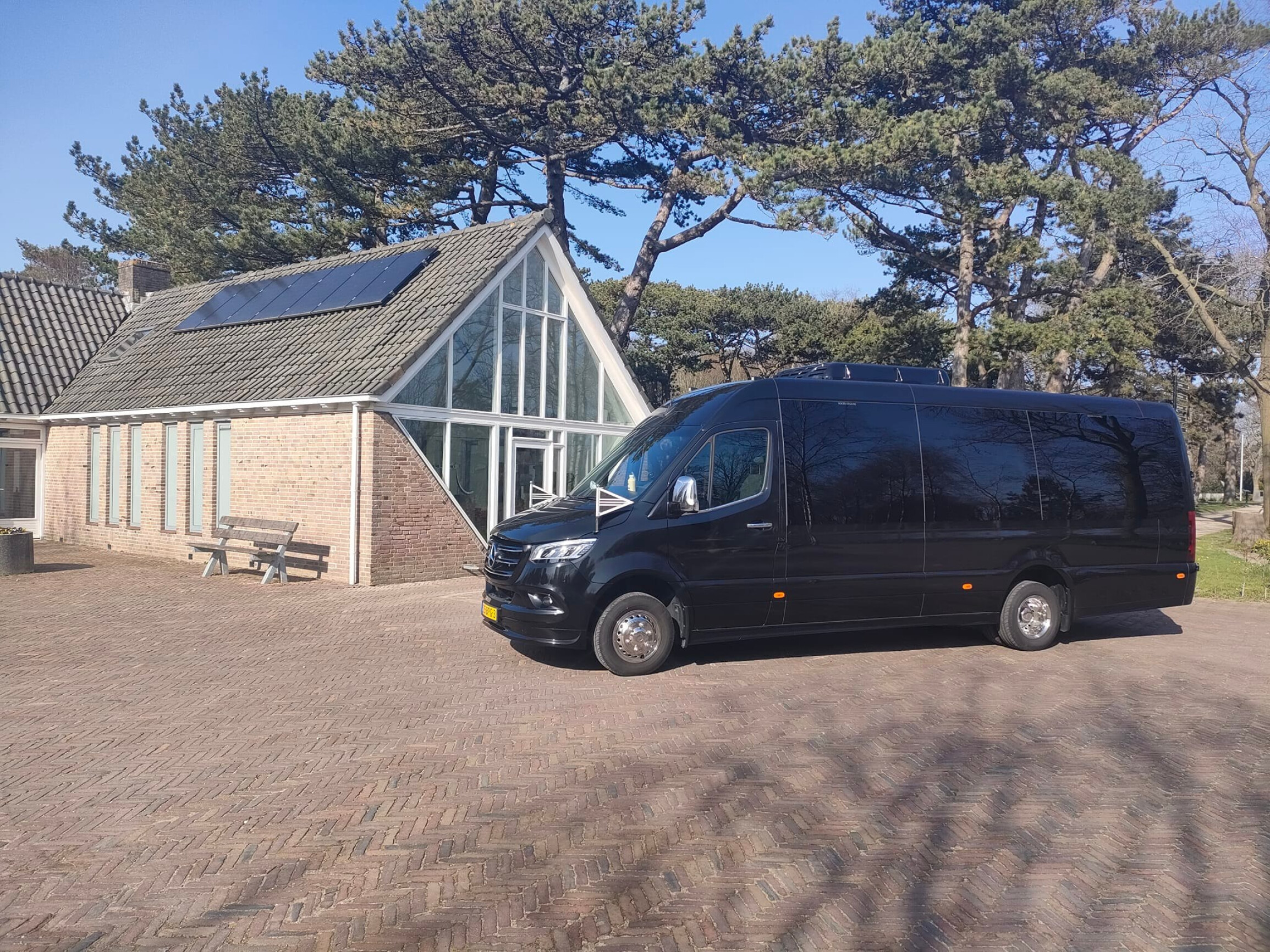 Uitvaartbus huren: alles wat je moet weten voor een respectvol en persoonlijk afscheid