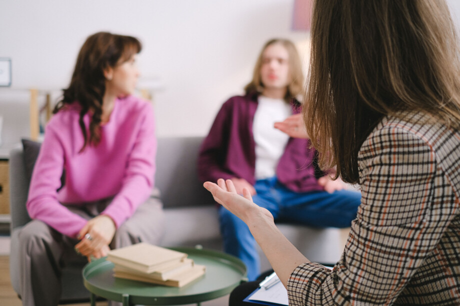 Verhoging PostNL-tarief voor rouwpost leidt tot discussie: is de kritiek terecht?
