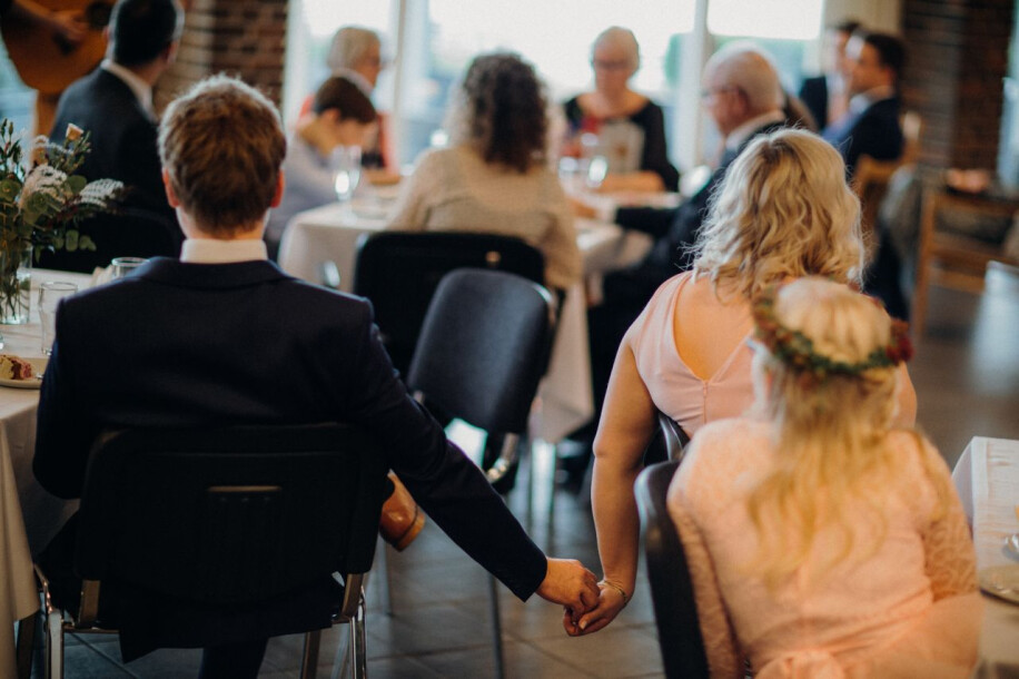 Moet je als nabestaande de gasten ontvangen tijdens een uitvaart? Dit is de etiquette