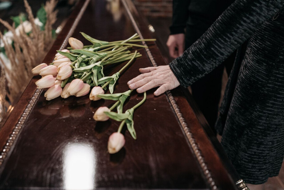 Laatste verzorging van een overledene: 15 liefdevolle rituelen die nabestaanden zelf kunnen doen