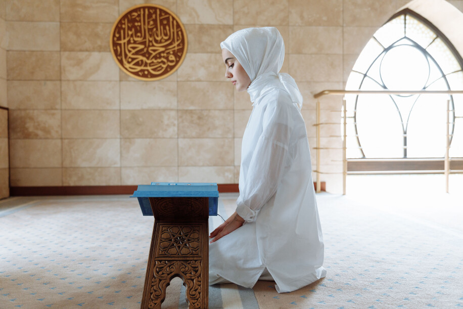 Mag een zoon zijn overleden moeder wassen bij een islamitische uitvaart?