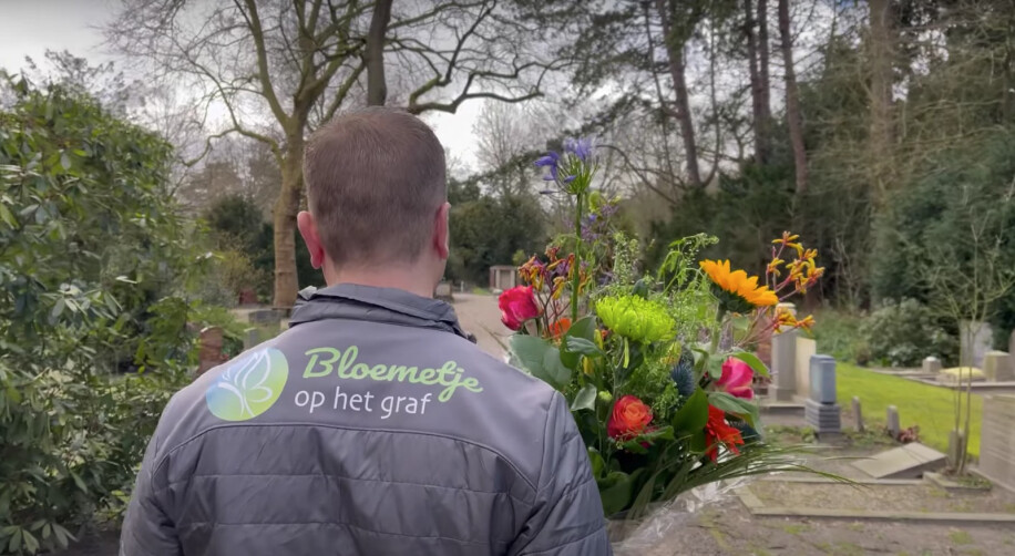 Bloemetje op het graf een unieke service in Nederland